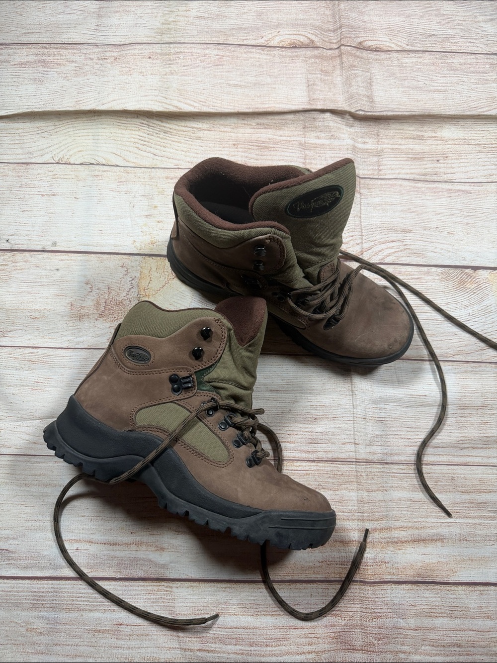 Vasque Women's Brown‎ and Olive Lace-Up Hiking Boots Granola Gorpcore Camping